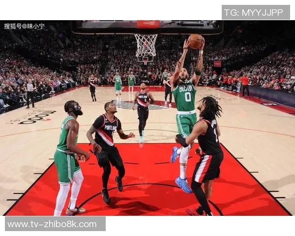 杰伦布朗三节狂砍30分5篮板助力球队进攻势头强劲